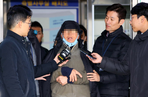 질문에 답하는 대법원장 차량 화염병 투척 피의자