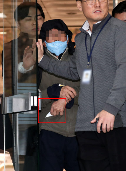 종이 꺼내는 대법원장 차량 화염병 투척 피의자