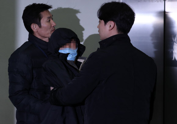 영장실질심사 출석하는 대법원장 차량 화염병 투척 피의자