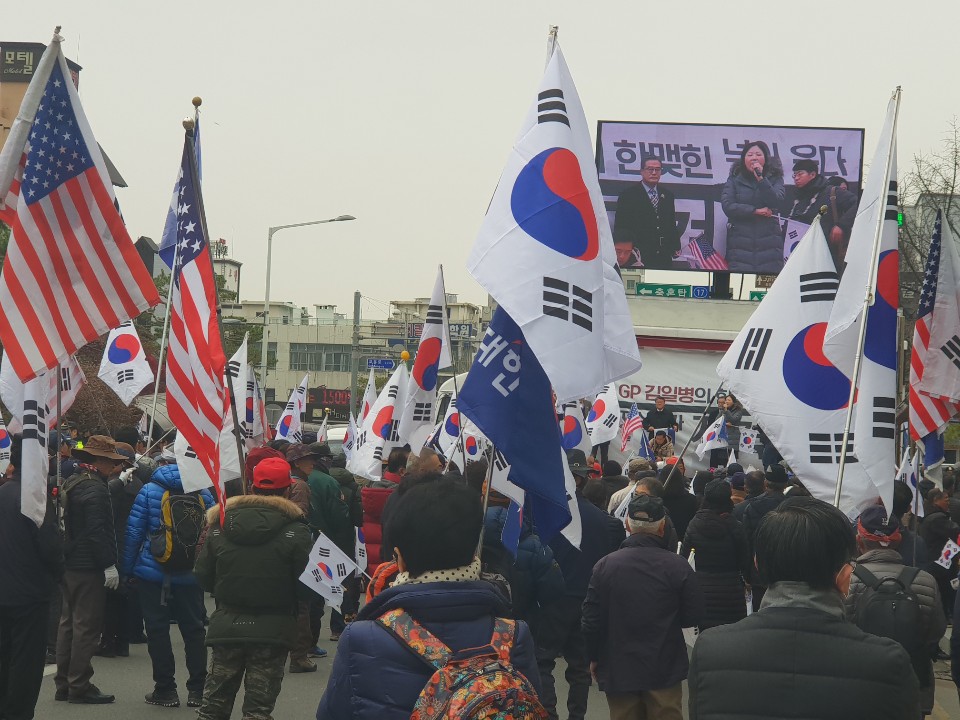 대한애국당이 29일 청주 상당공원에서 박근혜 전 대통령 석방을 요구하는 태극기집회를 갖고 있다.
