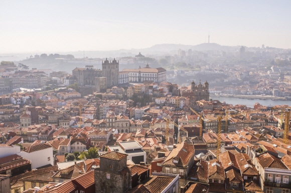 가장 포르투갈스러운 도시로 꼽히는 포르투 전경. 대항해시대에 크게 번성했던 항구 도시는 이제 성장을 멈췄고, 지금은 당시 풍경이 고스란히 박제된 채 당대의 영화를 되새김질하고 있다.