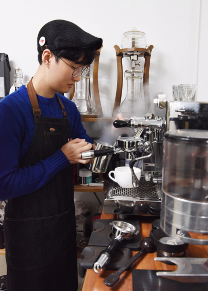 바리스타 꿈을 키우고 있는 한 청년이 서울 성북구 동덕여대 후문에 있는 빈스앤타임에서 커피를 만들고 있다.