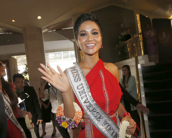 ‘미스 유니버스 선발대회’ 베트남 대표 Hen Nie 가 29일(현지시간) 태국 방콕의 한 호텔에서 열린 기자회견에 참석하고 있다. AP 연합뉴스