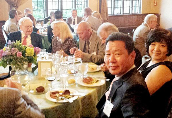워런 버핏(왼쪽) 회장과 한 테이블에서 식사를 하는 하용화 솔로몬보험 대표 부부. 솔로몬보험 제공