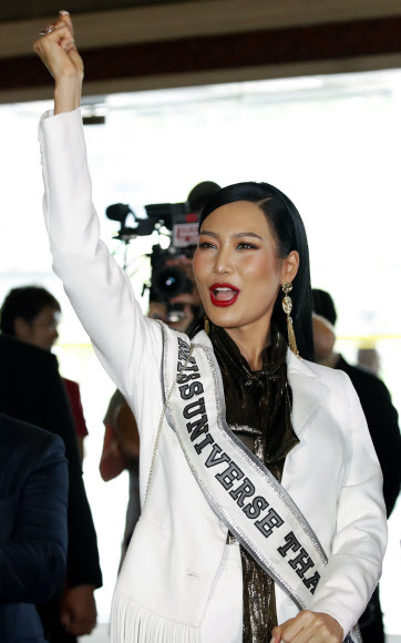 ‘미스 유니버스 선발대회’ 태국 대표 미녀가 29일(현지시간) 태국 방콕의 한 호텔에서 열린 기자회견에 참석하고 있다. EPA 연합뉴스