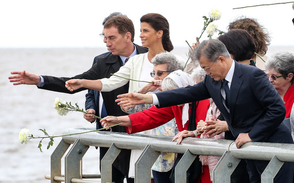 문 대통령, ‘5월 어머니들’과 헌화