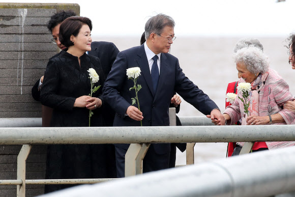 문 대통령 내외, 아르헨티나 군부 독재 희생자 가족들과 함께