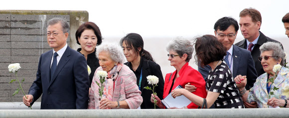 문 대통령 내외, ‘5월 광장 어머니’들과 함께