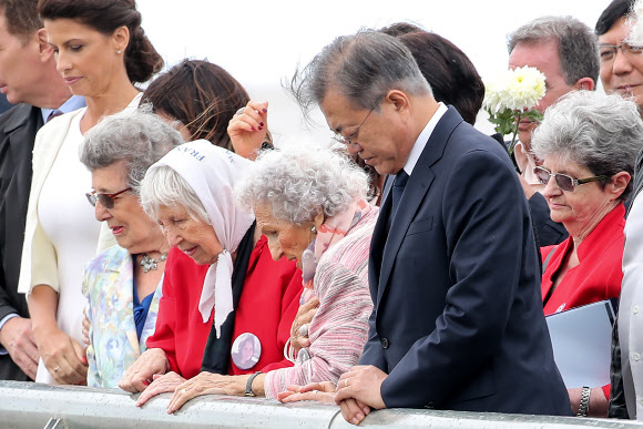 아르헨 군부 독재 희생자 위해 묵념하는 문 대통령