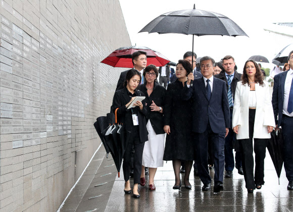 아르헨티나 군부 독재 희생자 이름 살피는 문 대통령