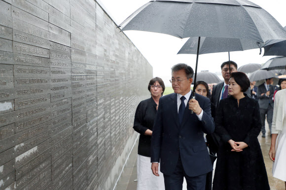 아르헨티나 군부 독재 희생자 명단 바라보는 문 대통령