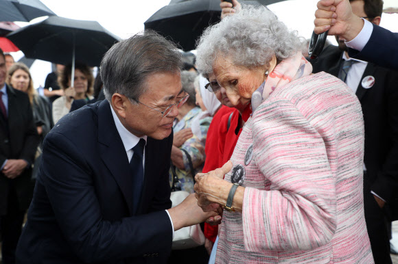 ‘5월 광장 어머니들’ 위로하는 문 대통령