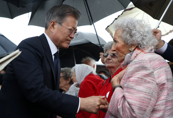 아르헨티나 민주화의 상징 ‘5월 광장 어머니들’  만난 문 대통령