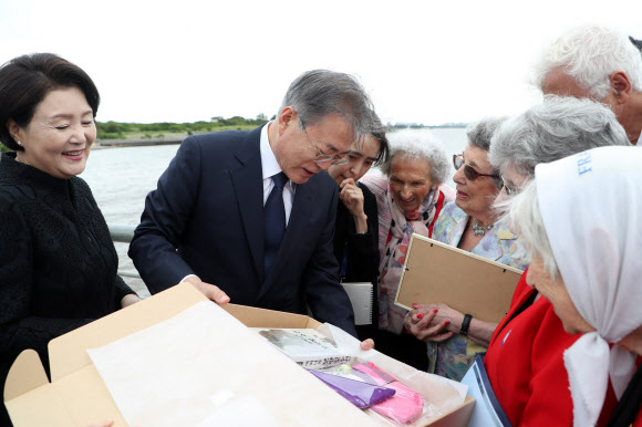 ‘5월 광장 어머니들’에게 민가협의 상징 보라색 스카프 전달