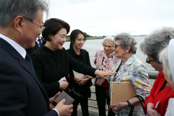 ‘5월 광장 어머니들’ 만난 문 대통령