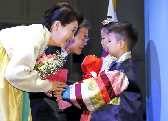 문 대통령 내외 환영하는 아르헨티나 교포