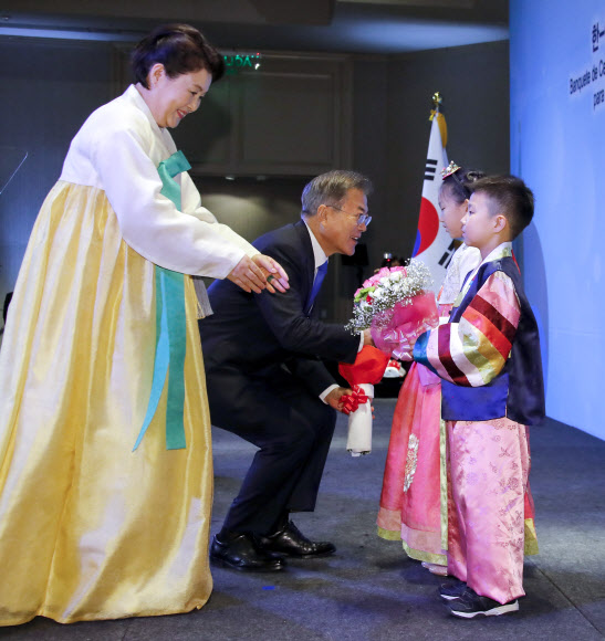 아르헨티나 동포 환영꽃다발 받는 문 대통령