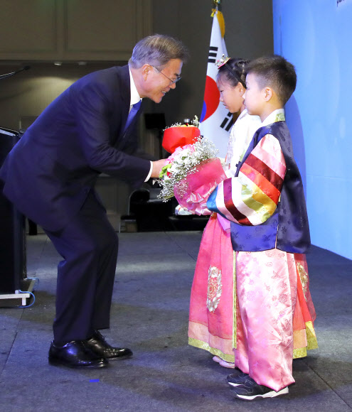 아르헨티나 동포 환영꽃다발 받는 문 대통령