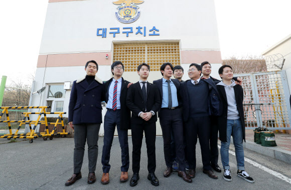 기념사진 찍는 양심적 병역거부자