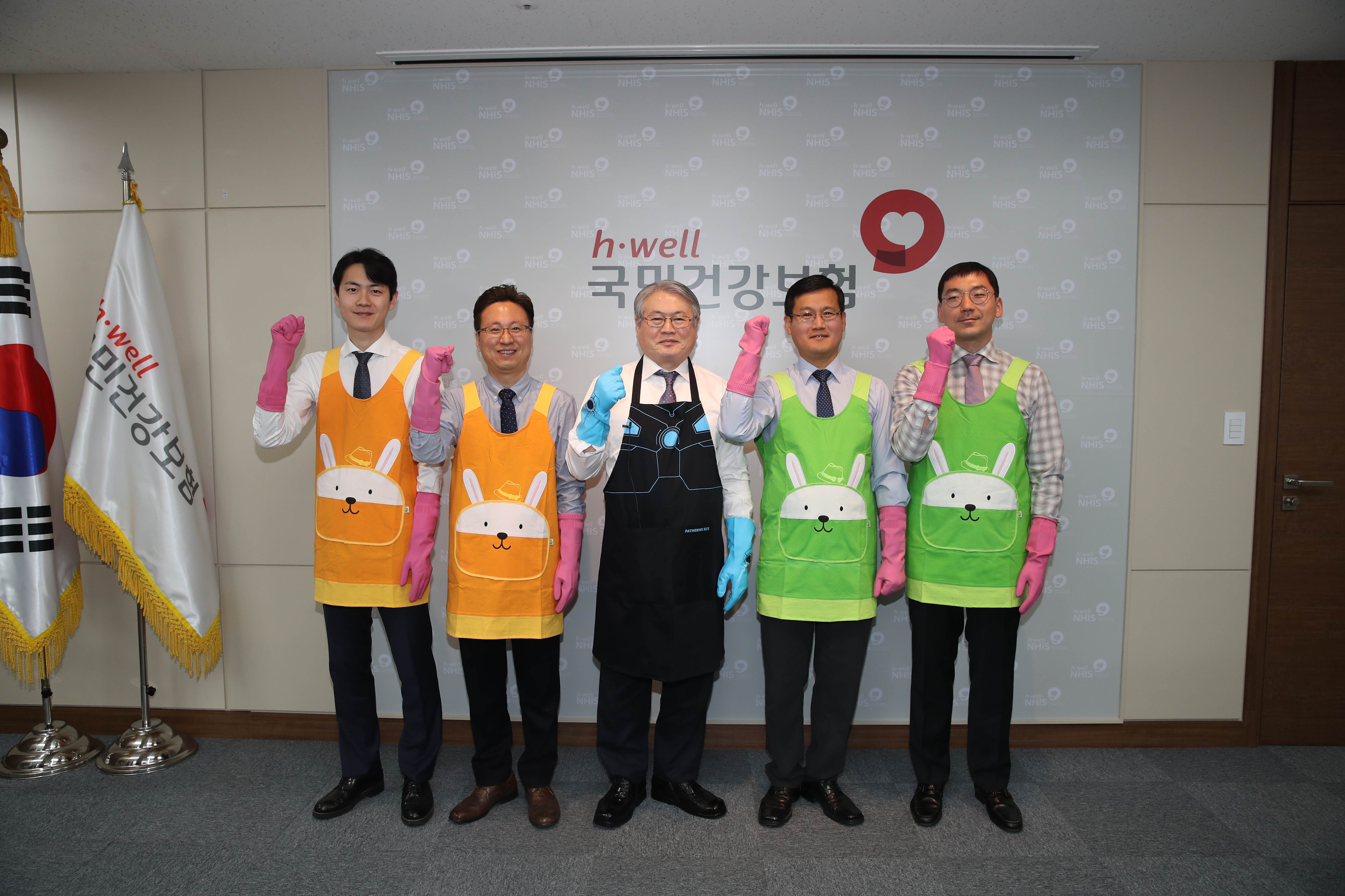 앞장캠페인 참여를 선언한 김용익(가운데) 건보공단 이사장 