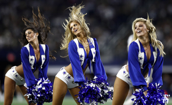 미국 프로미식축구팀 댈러스 카우보이스의 치어리더들이 29일(현지시간) 미국 텍사스 알링턴의 AT&T 스타디움에서 열린 경기 하프타임에 공연을 펼치고 있다. EPA 연합뉴스