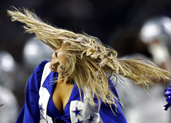 미국 프로미식축구팀 댈러스 카우보이스의 치어리더들이 29일(현지시간) 미국 텍사스 알링턴의 AT&T 스타디움에서 열린 경기 하프타임에 공연을 펼치고 있다. EPA 연합뉴스