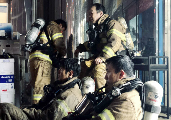 초겨울 추위 땀으로 녹이는 소방관들