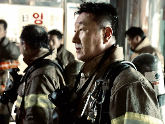 초겨울 추위 땀으로 녹이는 소방관들