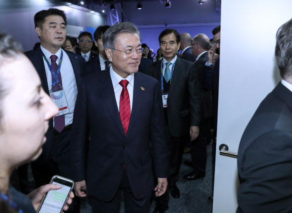 한·미 정상회담장 향하는 문 대통령