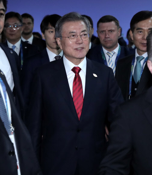 트럼프 미 대통령 만나러 이동하는 문 대통령