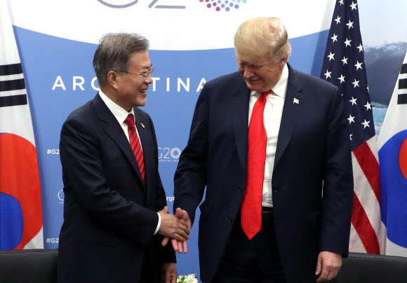 한미 정상, ‘악수할까요?’