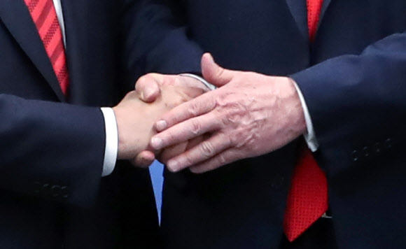 문 대통령 두 손으로 잡는 트럼프