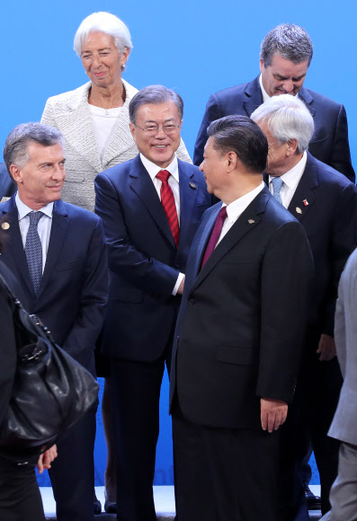 시진핑과 인사하는 문 대통령