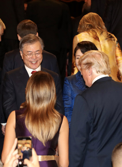 문 대통령 내외, 트럼프 미 대통령 내외와 인사