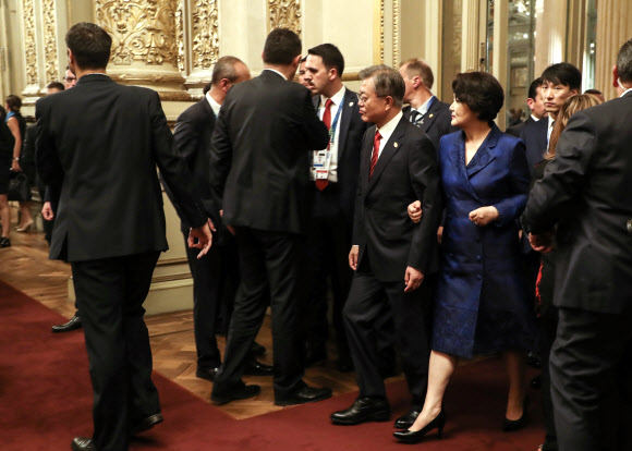 G20 축하 만찬 입장하는 문 대통령 내외
