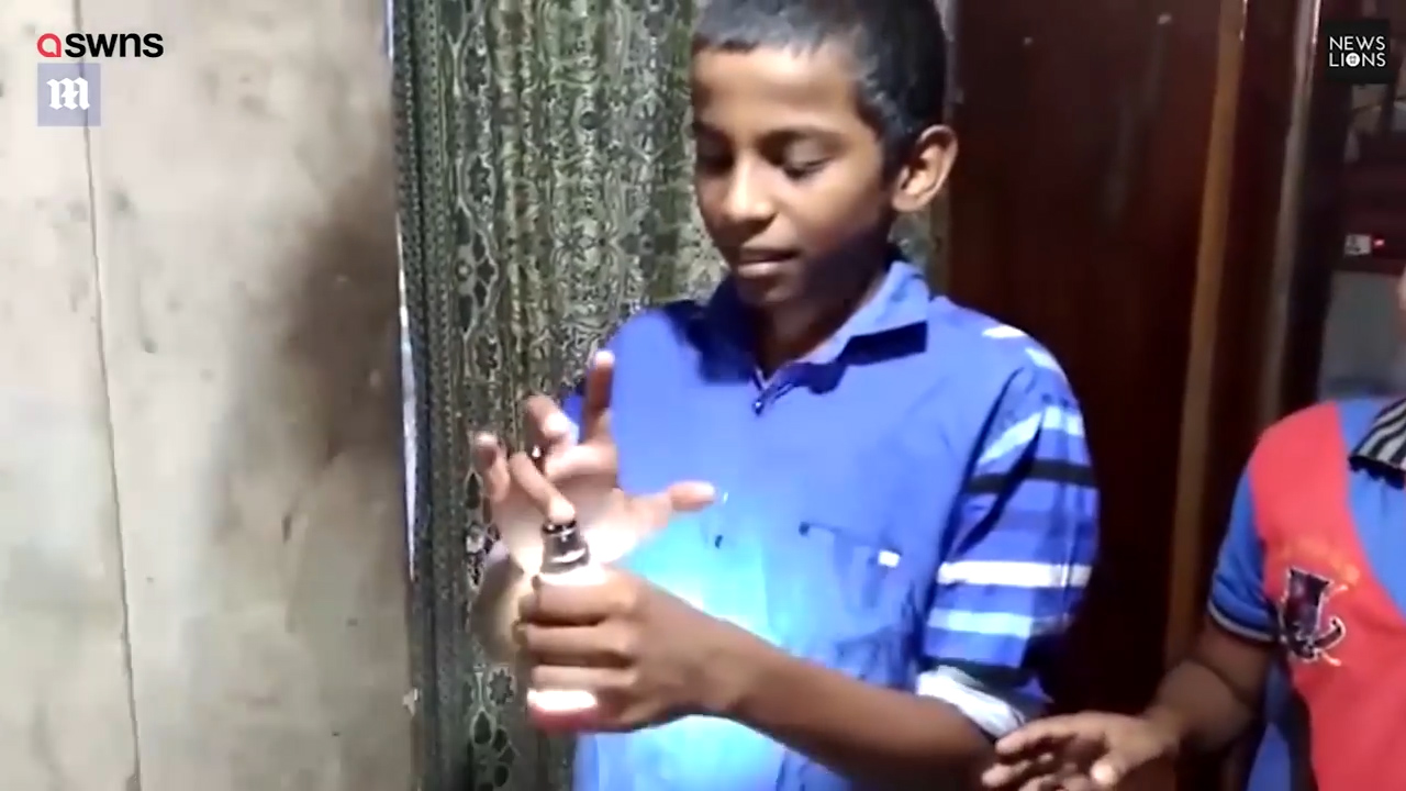 몸에 전구를 갖다대기만 하면 불이 켜지는 능력을 가진 아이의 모습(유튜브 영상 캡처)