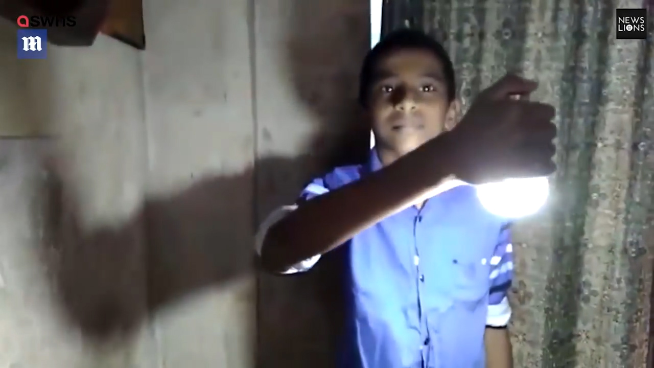 몸에 전구를 갖다대기만 하면 불이 켜지는 능력을 가진 아이의 모습(유튜브 영상 캡처)