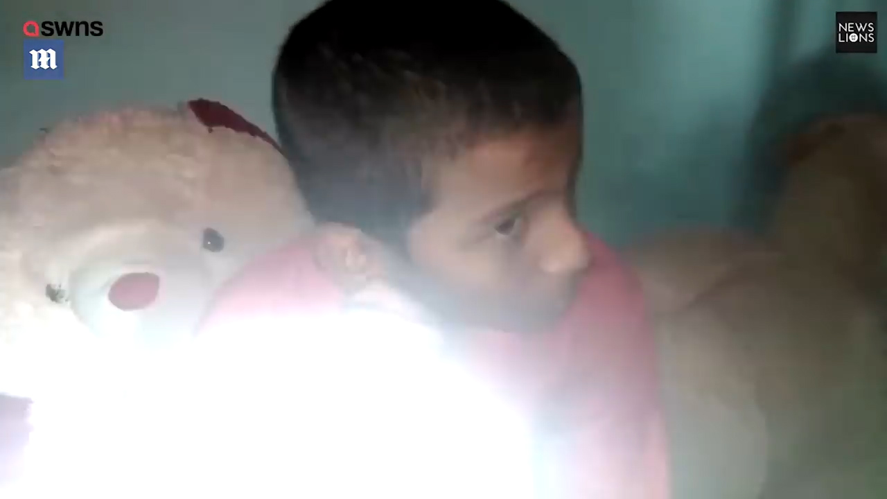 몸에 전구를 갖다대기만 하면 불이 켜지는 능력을 가진 아이의 모습(유튜브 영상 캡처)