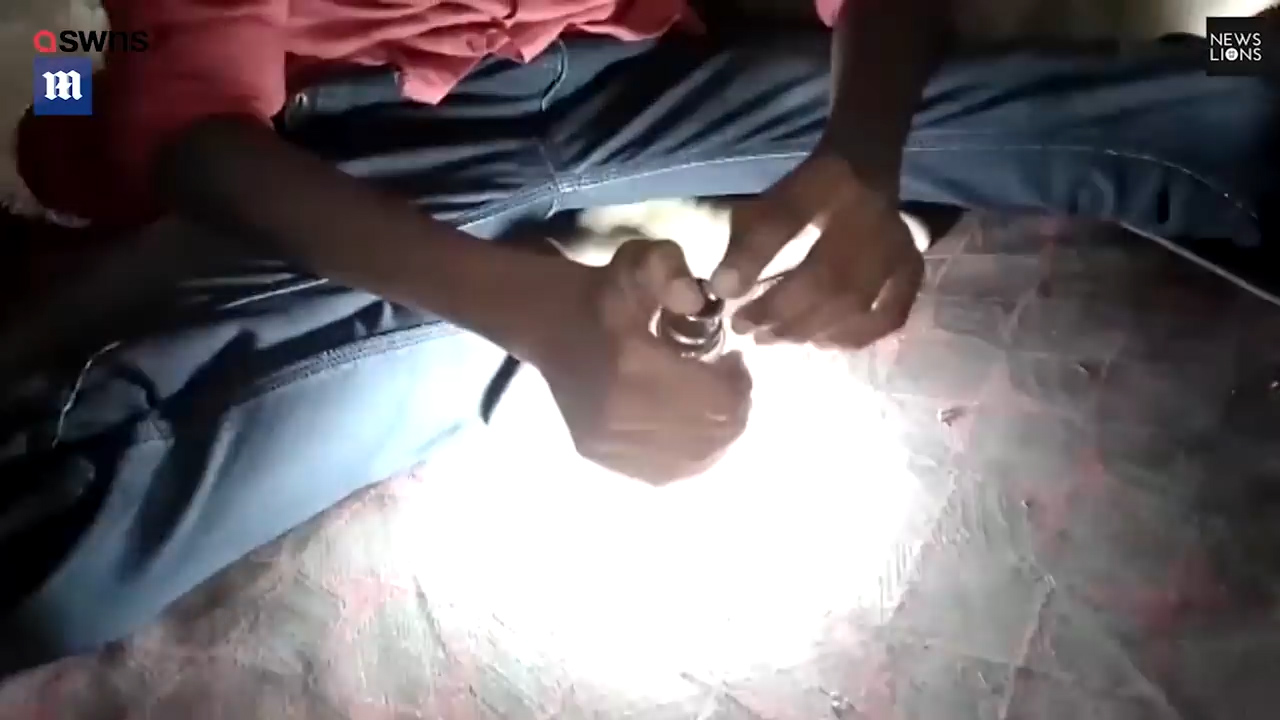 몸에 전구를 갖다대기만 하면 불이 켜지는 능력을 가진 아이의 모습(유튜브 영상 캡처)