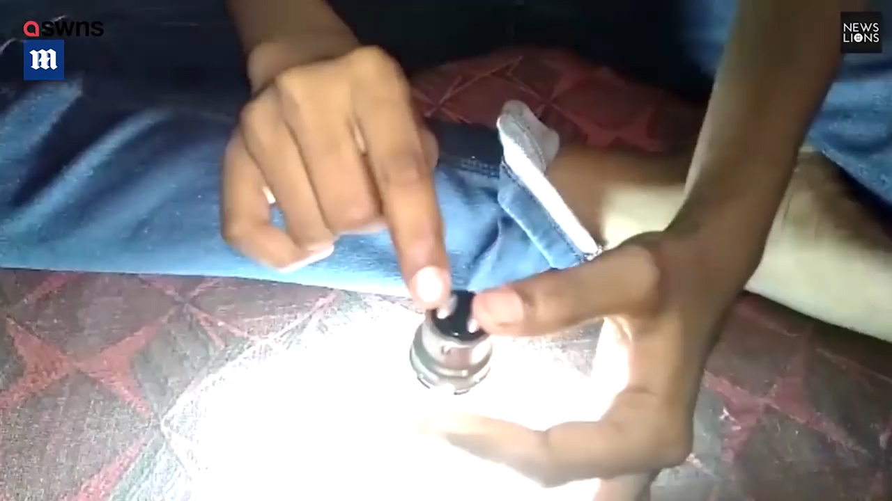 몸에 전구를 갖다대기만 하면 불이 켜지는 능력을 가진 아이의 모습(유튜브 영상 캡처)