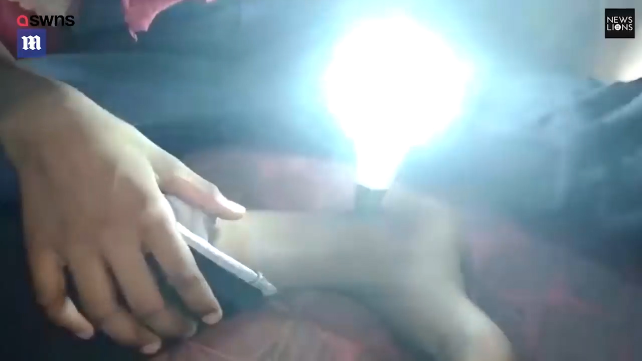 몸에 전구를 갖다대기만 하면 불이 켜지는 능력을 가진 아이의 모습(유튜브 영상 캡처)