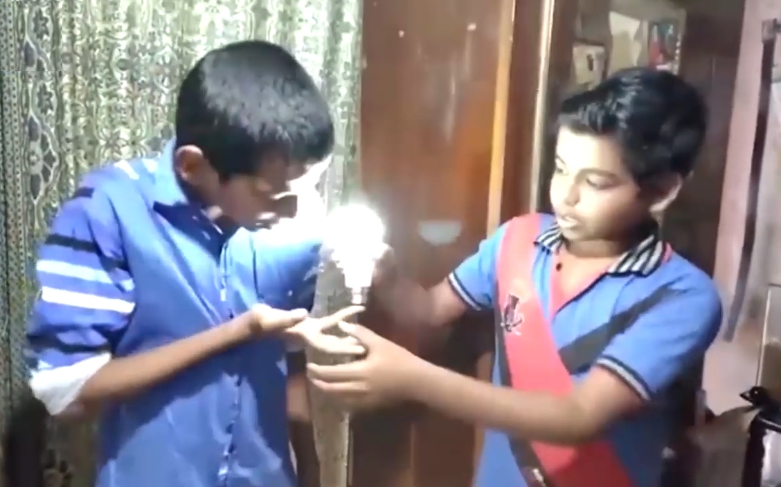 몸에 전구를 갖다대기만 하면 불이 켜지는 능력을 가진 아이의 모습(유튜브 영상 캡처)