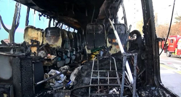 주차된 대형버스에서 화재 발생