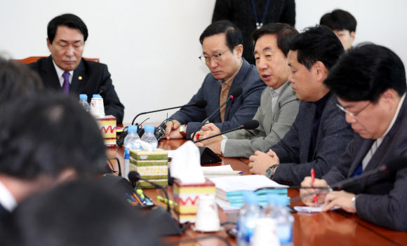 예산안 처리 입장 밝히는 김성태 원내대표