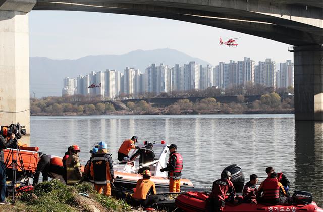 강동대교 인근 한강 헬기 추락 구조작업