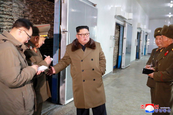 동해지구 수산사업소 시찰하는 김정은