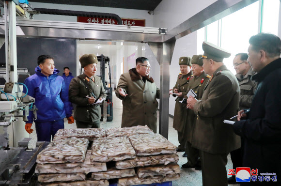 동해지구 수산사업소 시찰하는 김정은