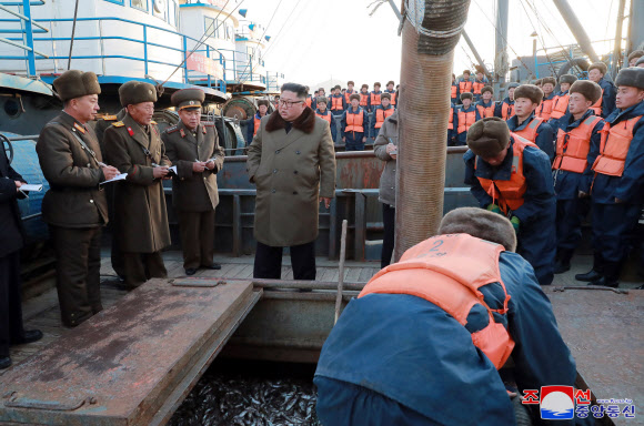 북 김정은, 동해지구 수산사업소 시찰