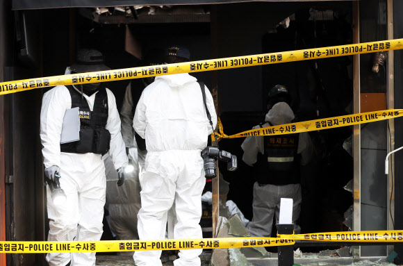 지난달 30일 화재가 발생한 경기도 수원시 한 대형 상가건물에서 2일 오전 경찰과 국립과학수사연구원, 소방당국, 가스안전공사 등 관계자들이 화재 원인을 밝히기 위해 합동감식을 하고 있다. 2018.12.2  연합뉴스