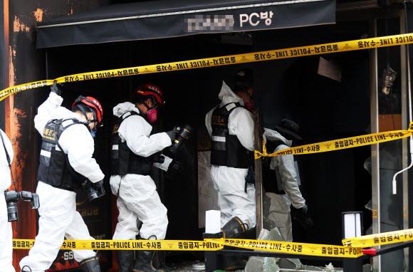 지난달 30일 화재가 발생한 경기도 수원시 한 대형 상가건물에서 2일 오전 경찰과 국립과학수사연구원, 소방당국, 가스안전공사 등 관계자들이 화재 원인을 밝히기 위해 합동감식을 하고 있다. 2018.12.2  연합뉴스